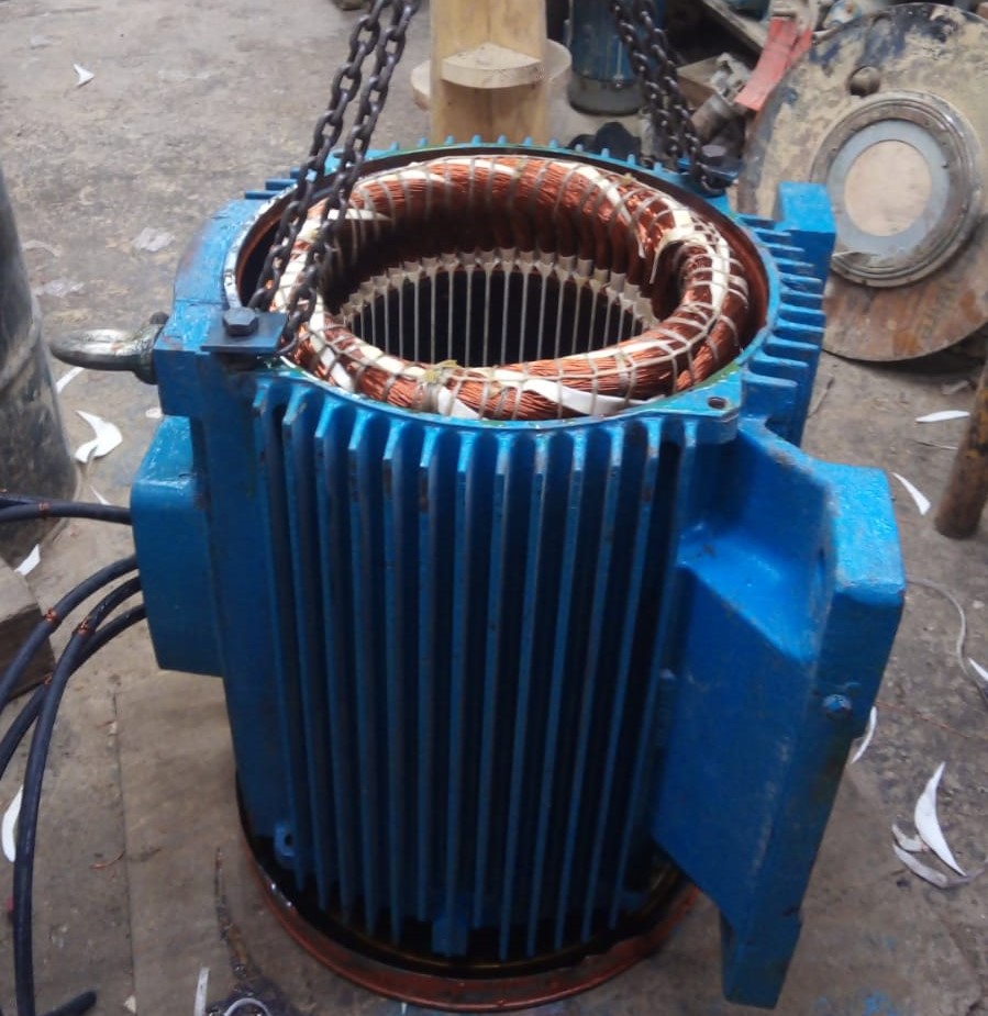 Motor eléctrico en proceso de embobinado